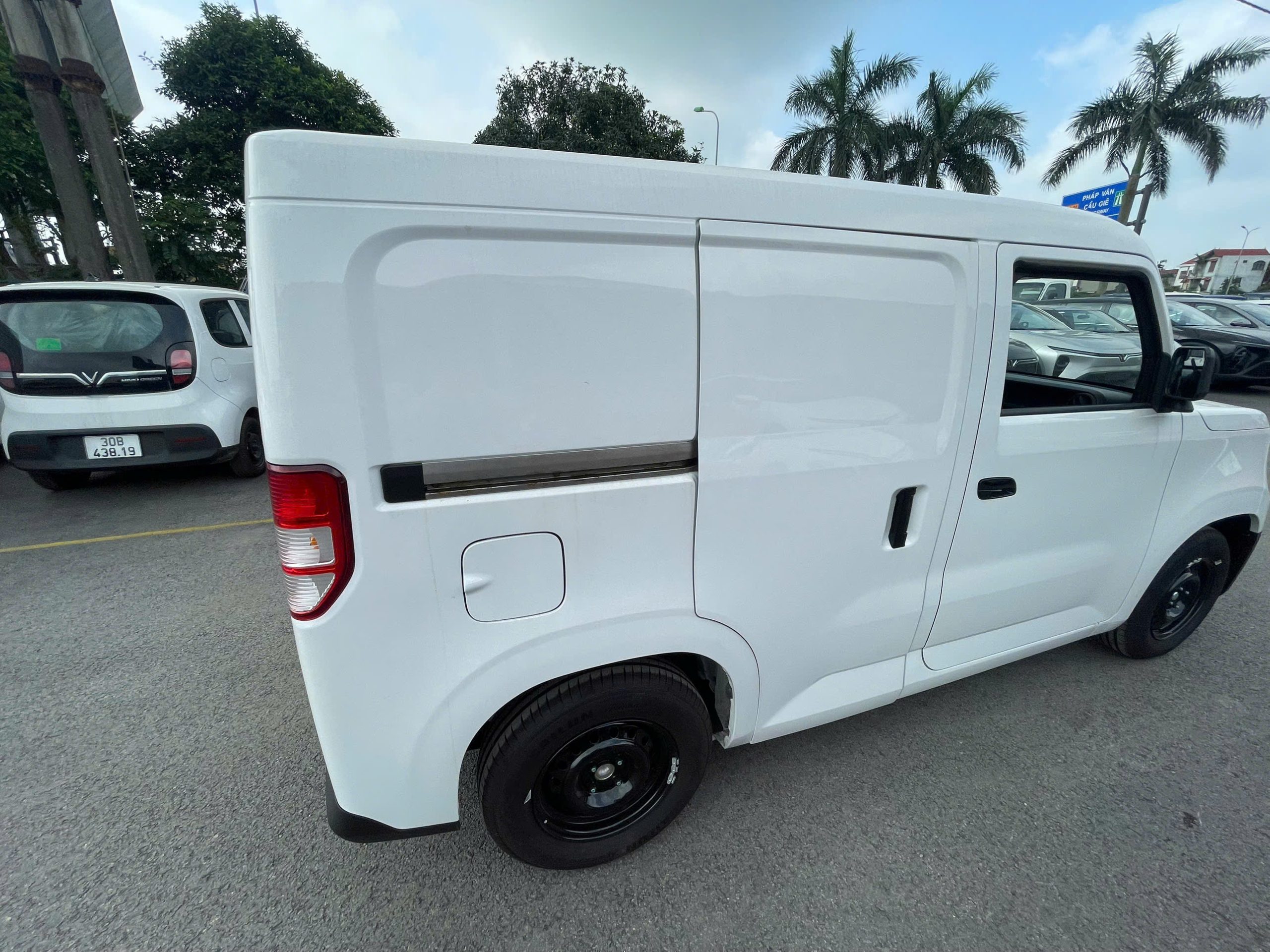 VINFAST ECVAN CỬA TRƯỢT 2026