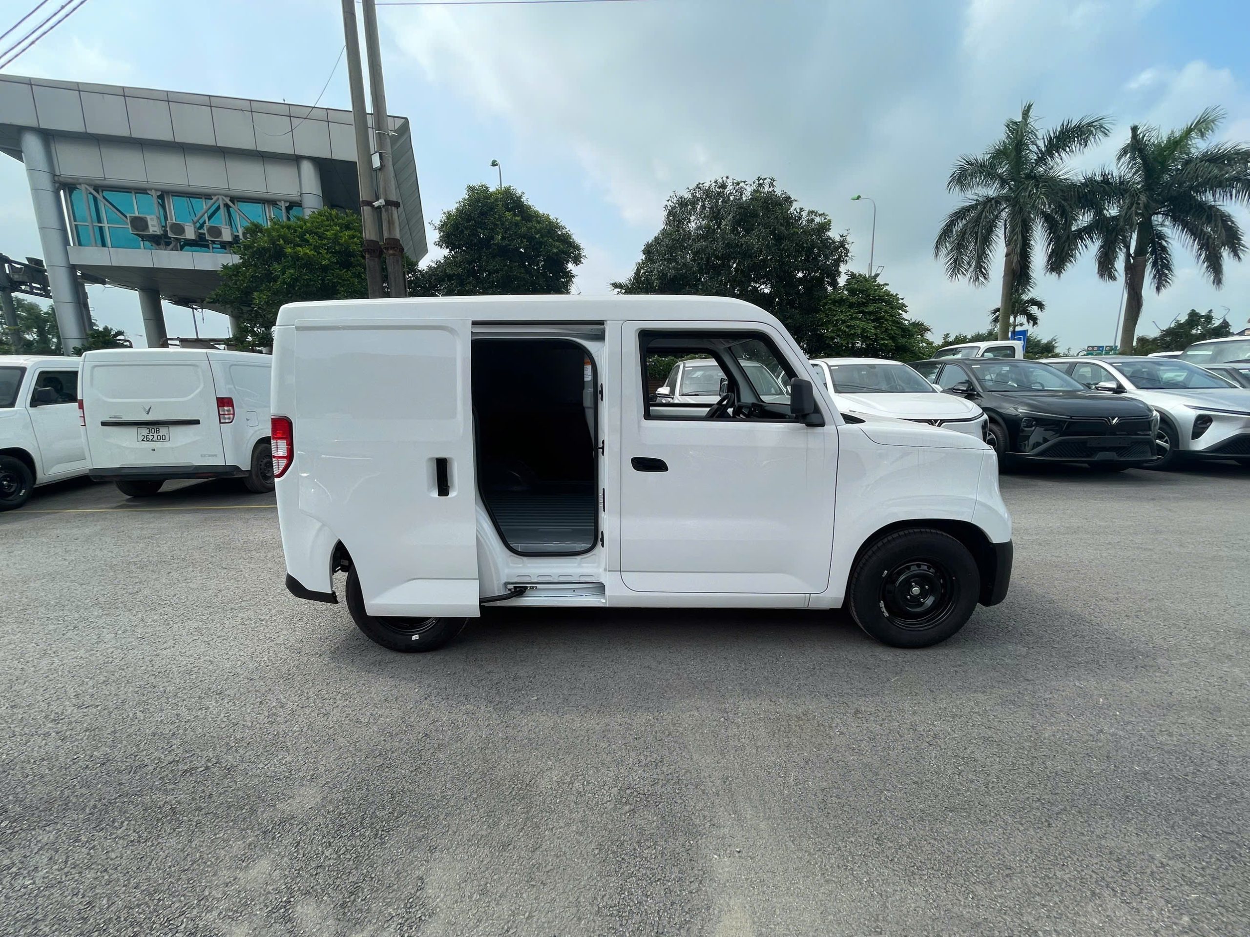 VINFAST ECVAN CỬA TRƯỢT 2026