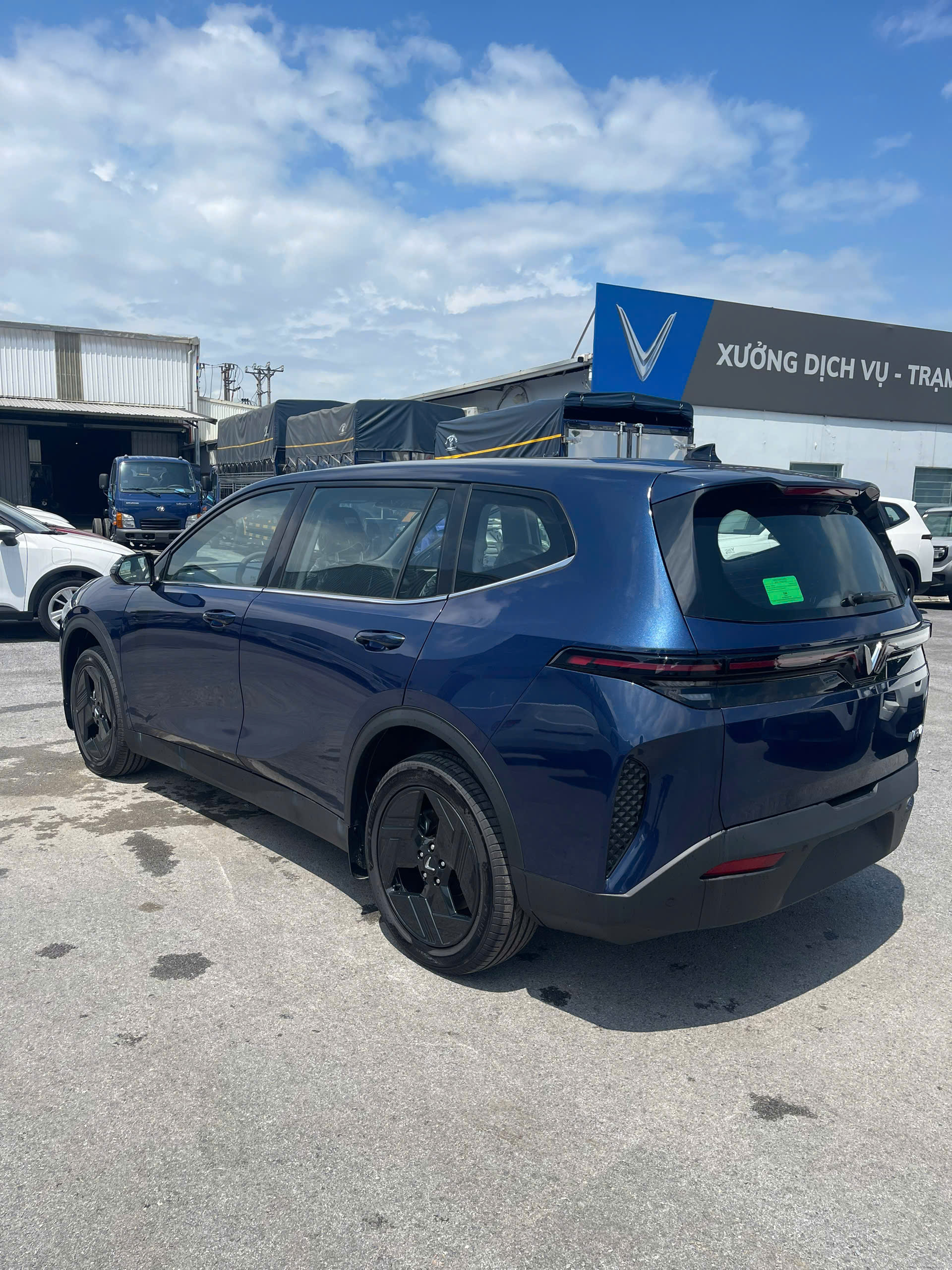 VinFast MPV 7 Màu Xanh Dương
