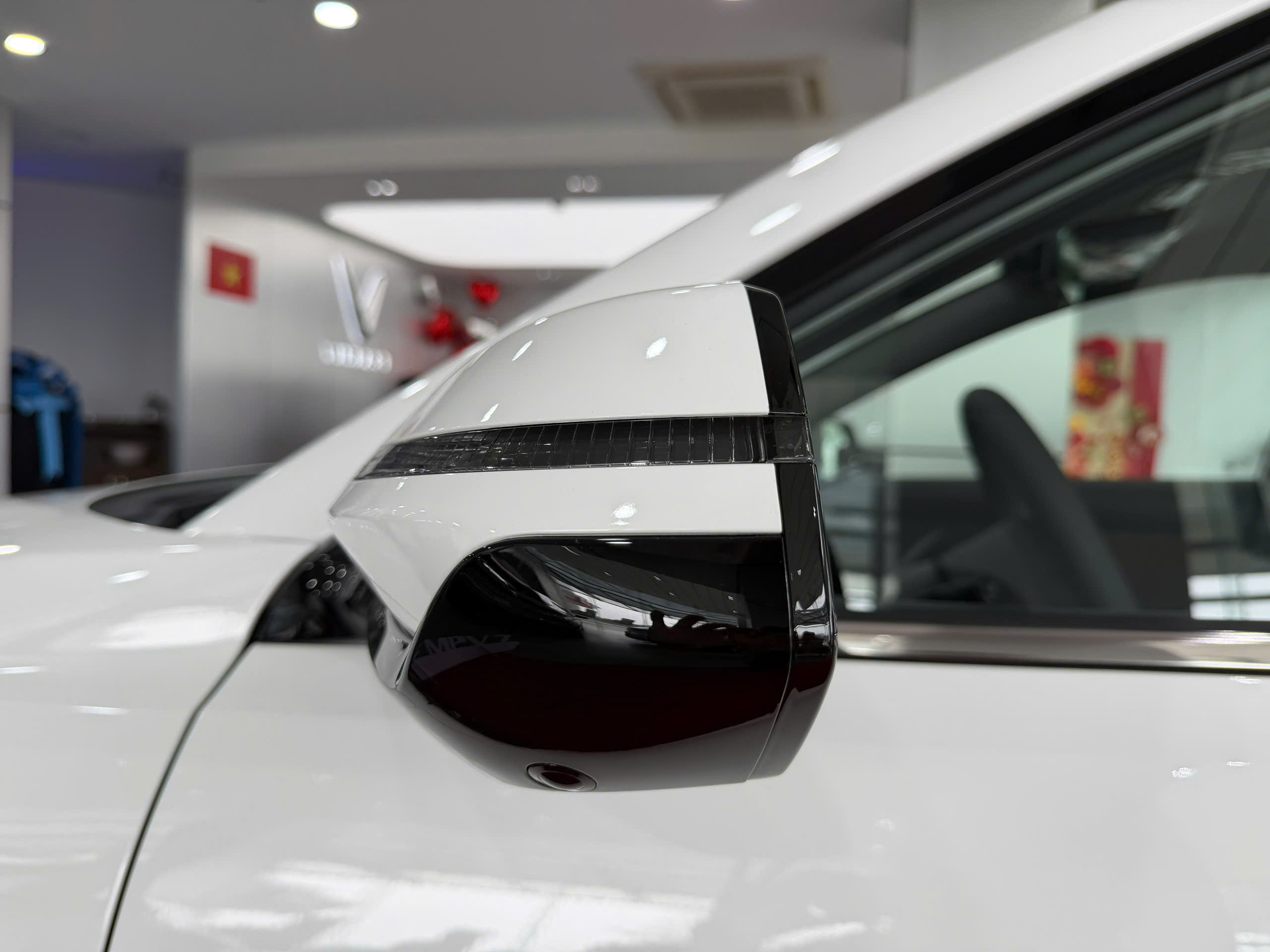 MPV 7 Trắng
