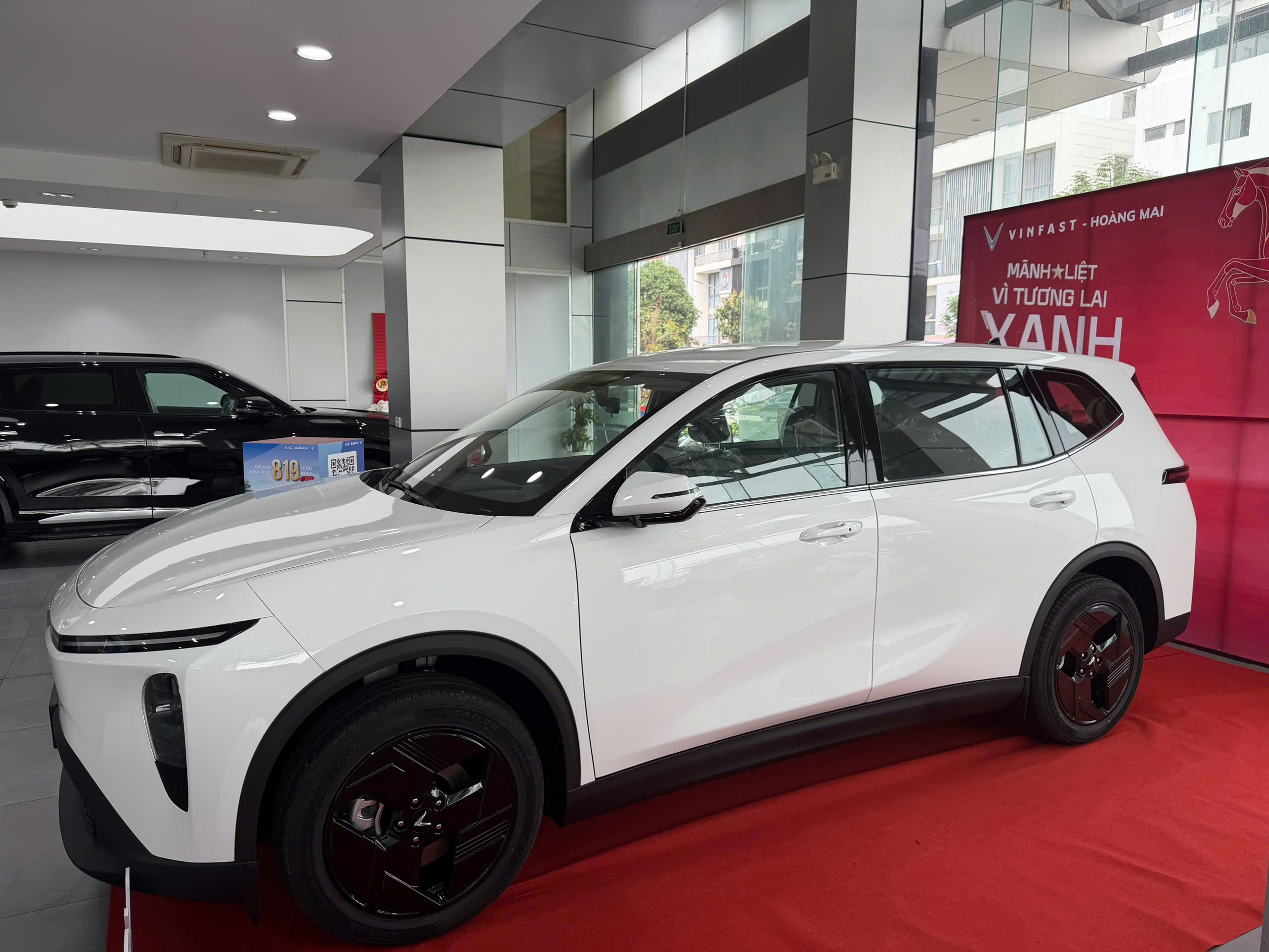MPV 7 Trắng