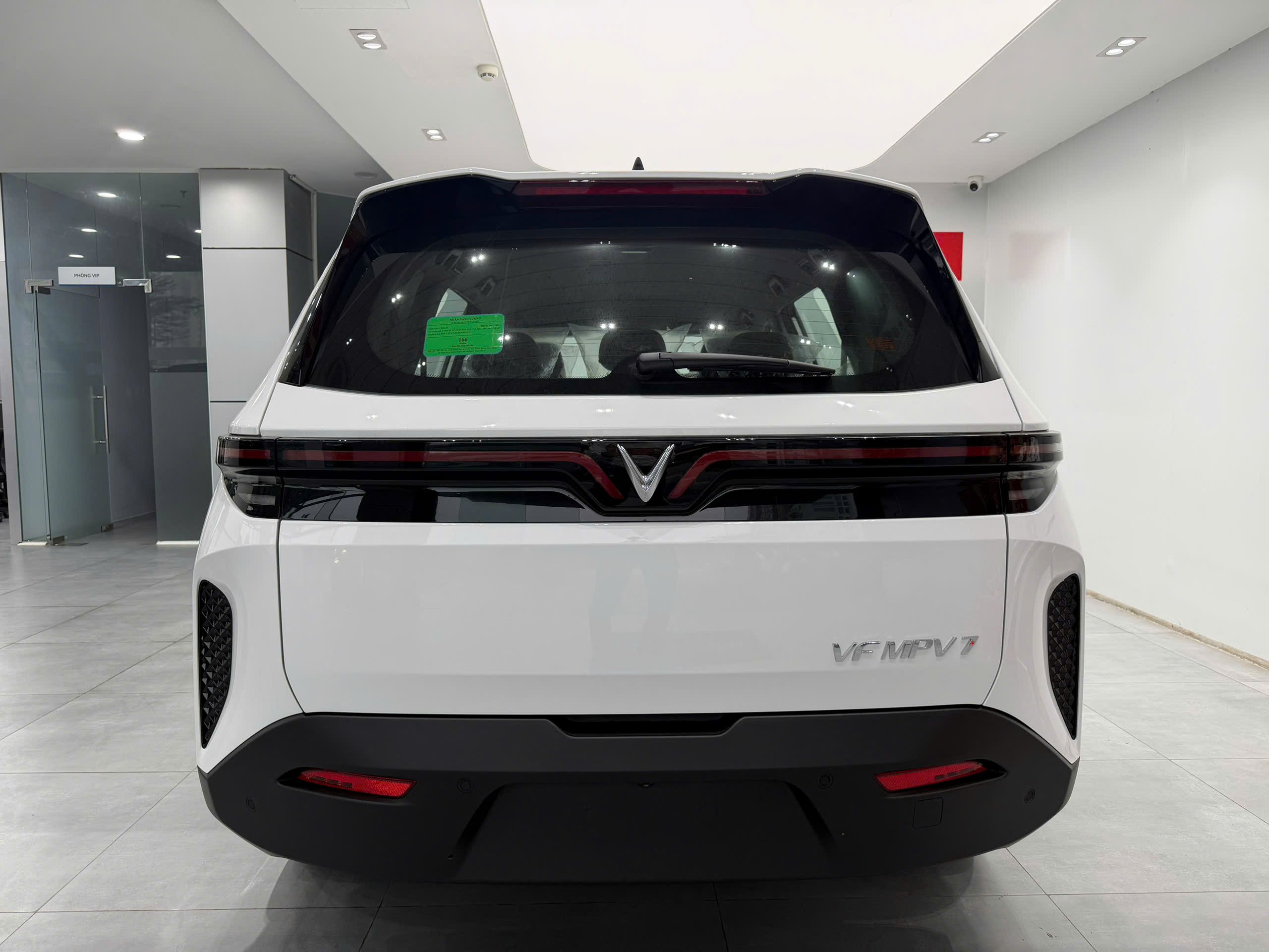 MPV 7 Trắng