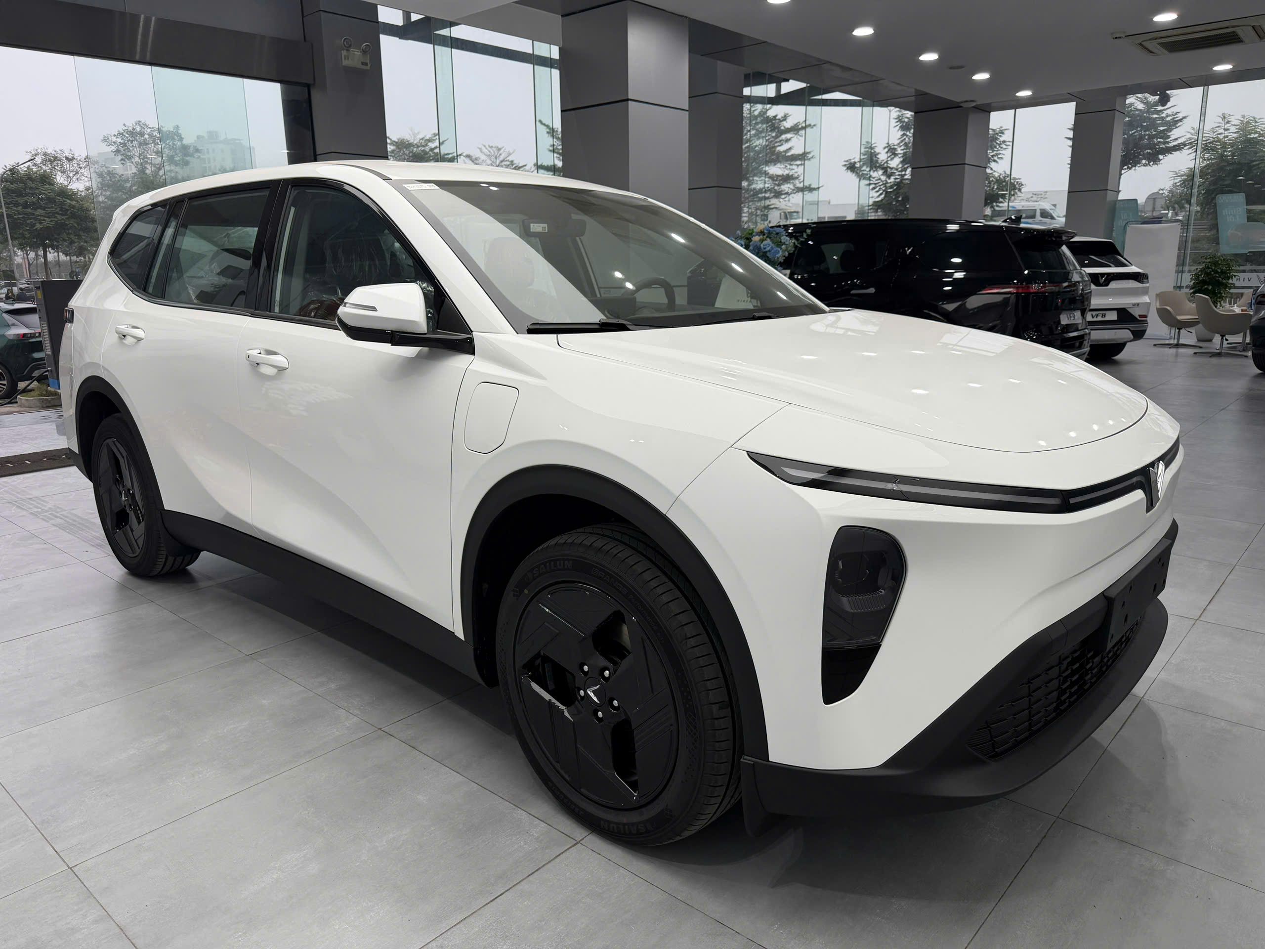 MPV 7 Trắng